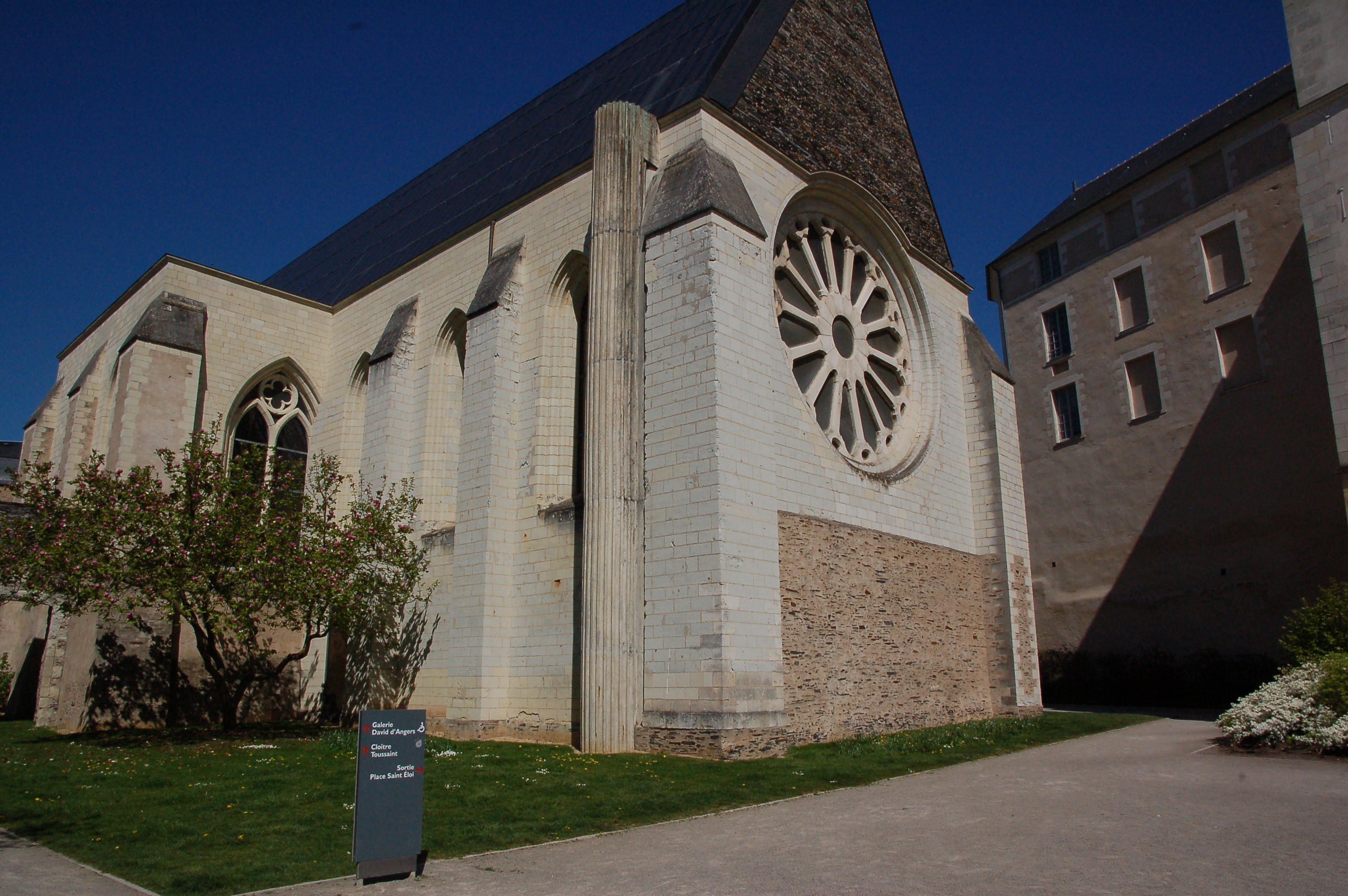 9 rue du musee place saint eloi angers